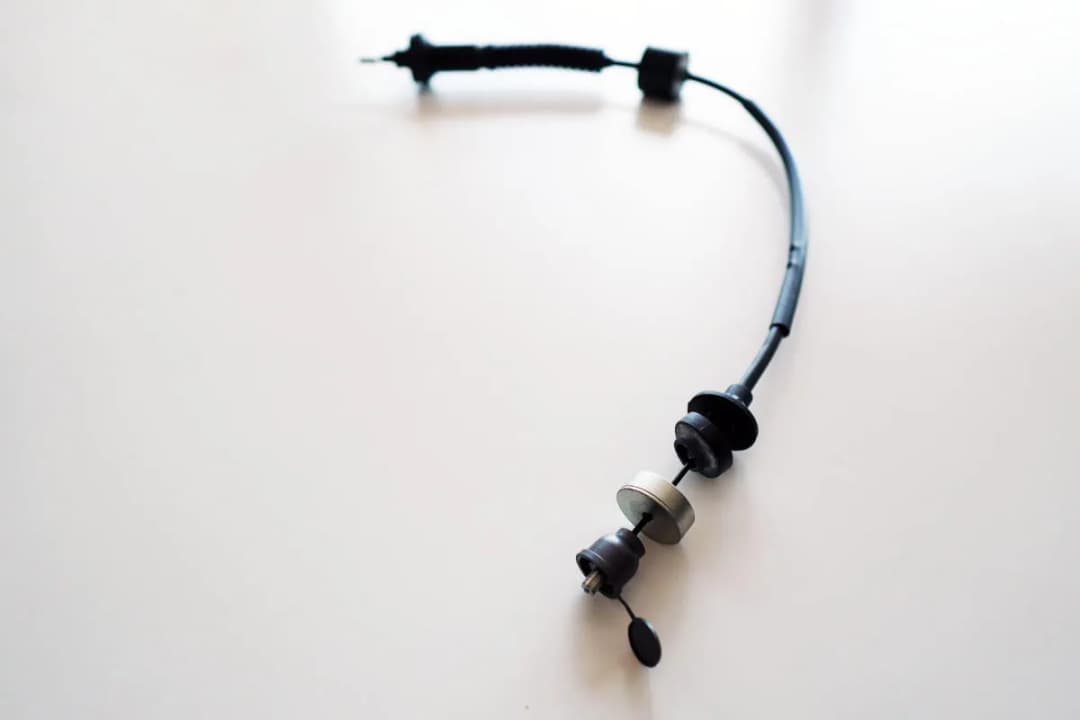 Jak ścisnąć samoregulator linki sprzęgła i uniknąć problemów z autem