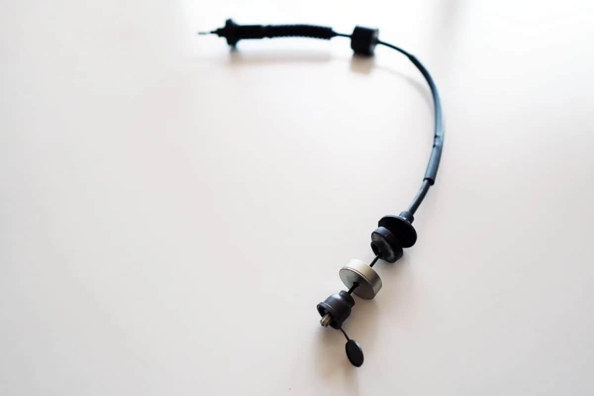 Jak ścisnąć samoregulator linki sprzęgła i uniknąć problemów z autem