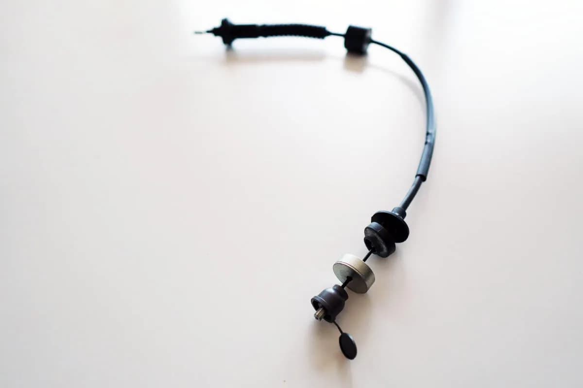 Jak ścisnąć samoregulator linki sprzęgła i uniknąć problemów z autem