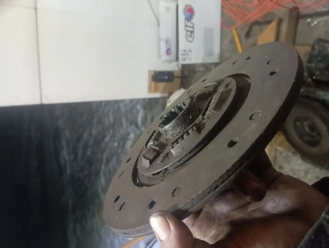 Jak prawidłowo wykonać montaż tarczy sprzęgła którą stroną unikać błędów